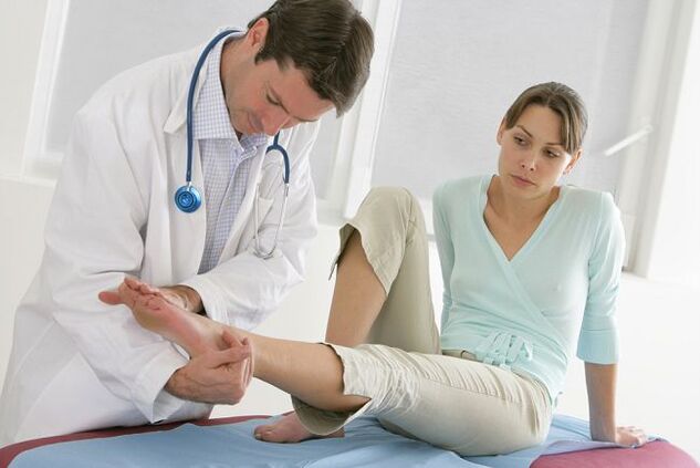 Ak máte podozrenie na pleseň nechtov na nohách, mali by ste byť vyšetrený lekárom. 